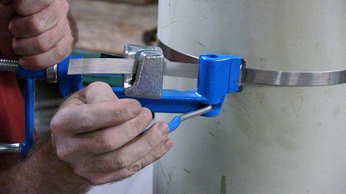 青いステンレス鋼のジッパーは設置用具、耐久の金属ケーブルのタイ用具を結びます